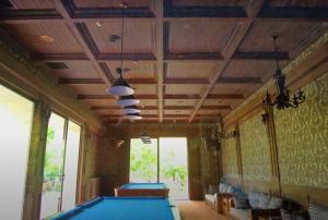 2 mesas de billar en una habitación con techo en Dreamland Oasis luxury apartment, en Chakvi