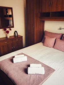 1 dormitorio con 2 toallas en una cama en M5 en Promajna