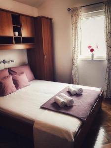 1 dormitorio con 1 cama con 2 toallas en M5 en Promajna