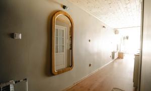 a hallway with a mirror on a wall at Hubane saunaga kodumajutus Tartu linna südames in Tartu