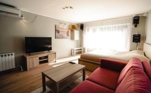 TV a/nebo společenská místnost v ubytování Kastani stay in City Center - with Sauna