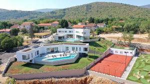 una vista aérea de una casa con piscina en Modern and luxurious villa with swimming pool in Zmijavci, en Zmijavci