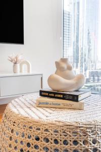 ein Haufen Bücher, die auf einem Tisch liegen in der Unterkunft Mega Style Apartments Bella in Melbourne