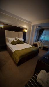 OveseluにあるForest Retreat&Spaのホテルルーム内のベッドルーム1室(大型ベッド1台付)