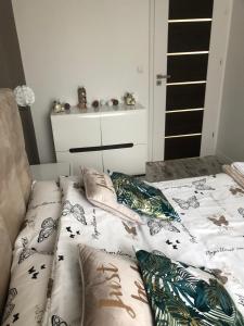 een bed met kussens in een kamer bij Solankowe Zacisze Botanica Inowrocław in Inowrocław