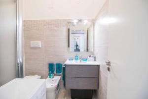 斯廷蒂諾的住宿－Casa Pace Stintino，一间带水槽、卫生间和镜子的浴室