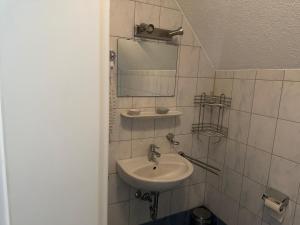 uma casa de banho com um lavatório e um espelho em Hotel My My em Lahnstein