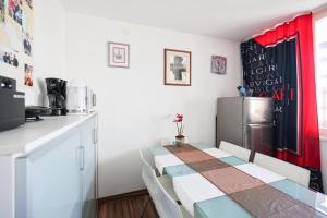 Apartman Cruiser的厨房或小厨房