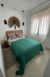 sypialnia z łóżkiem z zielonym kocem w obiekcie Costa Adeje Villa Private pool Panoramic Views w Adeje