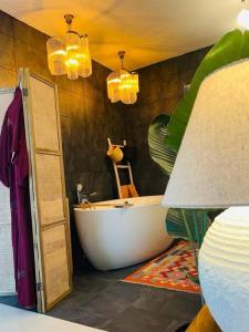 uma casa de banho com uma banheira branca num quarto em Costa Adeje Villa Private pool Panoramic Views em Adeje