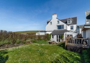 a large white house with a large yard with grass at Chy An Porth in Padstow