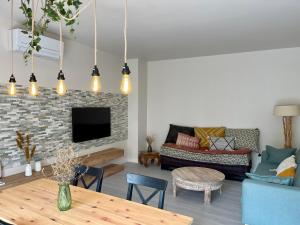 een woonkamer met een bank en een tafel bij LES TERRASSES DE VALERIAN in Brignoles