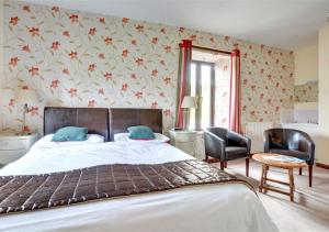 1 dormitorio con 1 cama, 2 sillas y ventana en Oxnop Cottage en Gunnerside