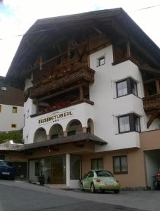 ゼルデンにあるHotel Felsenstüberlの車が停まった建物