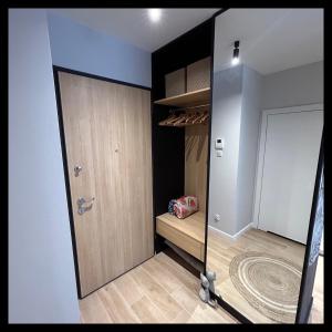 um armário com uma porta de madeira num quarto em Apartament Walizka em Gdansk