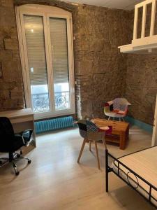 salon z krzesłami i stołami oraz oknem w obiekcie Chez dada w Grenoble