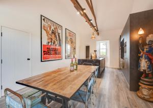 un comedor con una mesa de madera y algunas botellas de vino en Beal Bank Farm en Warkworth