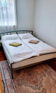 Una cama en un dormitorio con dos toallas. en Apartman Sky, en Sarajevo