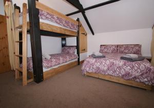 1 dormitorio con 2 literas y escalera en The Dod Barn en Ilderton