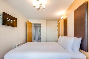 Postel nebo postele na pokoji v ubytování Roomzzz Leeds Headingley