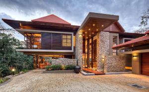 a modern house with a pathway in front of it at étoile brillante du matin in Sandton