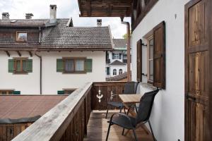 balcone in legno con sedie e tavolo. di Alpspitz a Garmisch-Partenkirchen