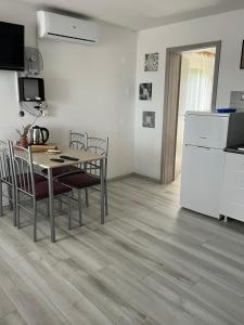 a kitchen and dining room with a table and chairs at Apartments Linic in Nin