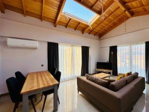 ein Wohnzimmer mit einem Sofa und einem Tisch in der Unterkunft Dreamy Vacation Villa with Pool in Kalkan Antalya in Kalkan