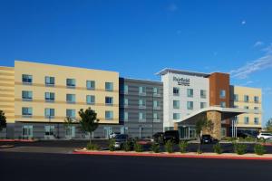 una rappresentazione di un hotel in un parcheggio di Fairfield by Marriott Inn & Suites Palmdale West a Palmdale