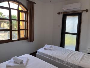 2 camas en una habitación con ventana en Private House with Pool and Sea View in Antalya, en Yeşilköy
