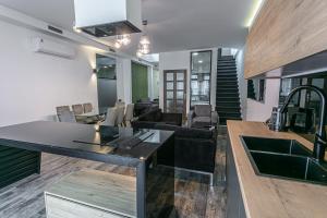 Kuchyň nebo kuchyňský kout v ubytování Luxe Apartment in Center