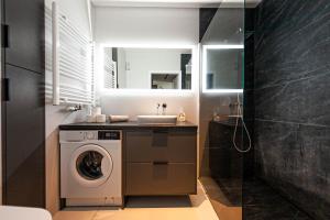 łazienka z pralką i umywalką w obiekcie Exclusive Marina Apartment w Gdańsku