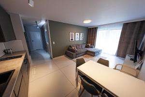 kuchnia i salon ze stołem i kanapą w obiekcie Exclusive Marina Apartment w Gdańsku