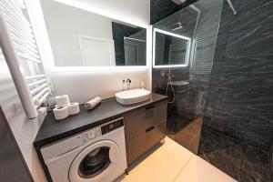 łazienka z pralką i umywalką w obiekcie Exclusive Marina Apartment w Gdańsku +19 zdjęć