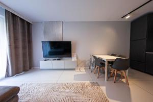 Telewizja i/lub zestaw kina domowego w obiekcie Exclusive Marina Apartment