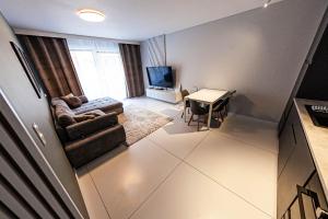 Telewizja i/lub zestaw kina domowego w obiekcie Exclusive Marina Apartment
