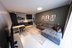 widok z góry na salon z kanapą w obiekcie Exclusive Marina Apartment w Gdańsku