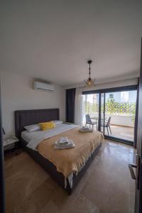 um quarto com uma cama grande e uma varanda em İlya Apart 2 em Bodrum City