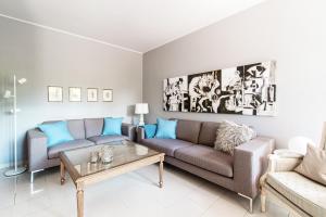 Sala de estar con 2 sofás y mesa de centro en Agave Apartment by Quokka 360 - flat with large terrace in Lugano, en Viganello