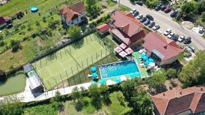 an overhead view of a tennis court and a tennis court at Pensiunea Floris in Vaţa de Jos