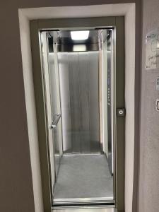 porta a vetri per la doccia in un edificio di Guest House Mela a Lecce