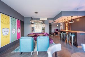 un comedor con mesa y sillas y un bar en Premier Inn Saarbrücken City Centre en Saarbrücken