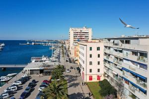 einen Blick auf die Stadt mit Autos auf einem Parkplatz in der Unterkunft Apartman Cruiser in Zadar