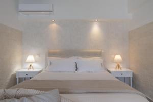 1 dormitorio con 1 cama grande y 2 mesitas de noche en Tango Apartment On The Beach en Paleokastritsa