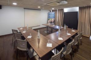sala konferencyjna z długim stołem i krzesłami w obiekcie Noemys ARLES w mieście Arles +36 zdjęć