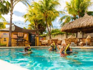 Bazén v ubytování Resort Bonaire nebo v jeho okolí