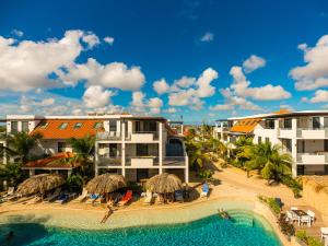 einen Luftblick auf ein Resort mit einem Pool in der Unterkunft Resort Bonaire in Kralendijk