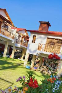 un edificio con un patio con sillas y flores en Villas Montelindo, en Constanza