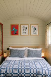 Säng eller sängar i ett rum på Beekeeper's Hut - Hawarden Estate