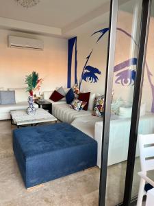 sala de estar con sofá y reposapiés azul en Luxury living Noria, en Marrakech